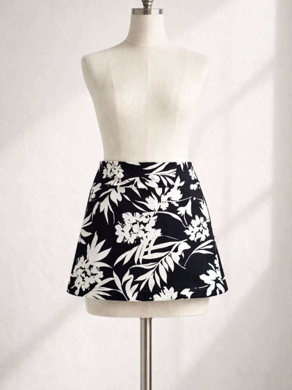 S.C. & CO. Black & White Floral Athletic Skort – Size SMALL - Picture 3 of 12